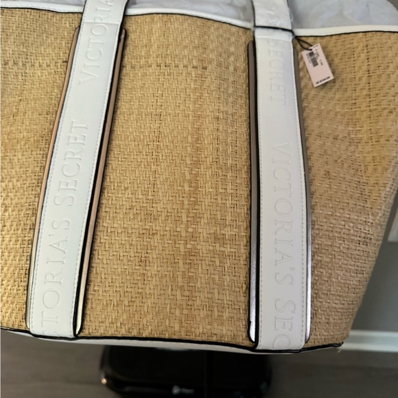 Victoria Secret tote bag…..perfect for the beach or just an everyday tote - Picture 4 of 6
